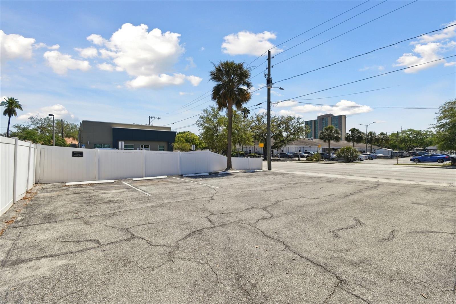Listing photo id 42 for 3019 Azeele Street
