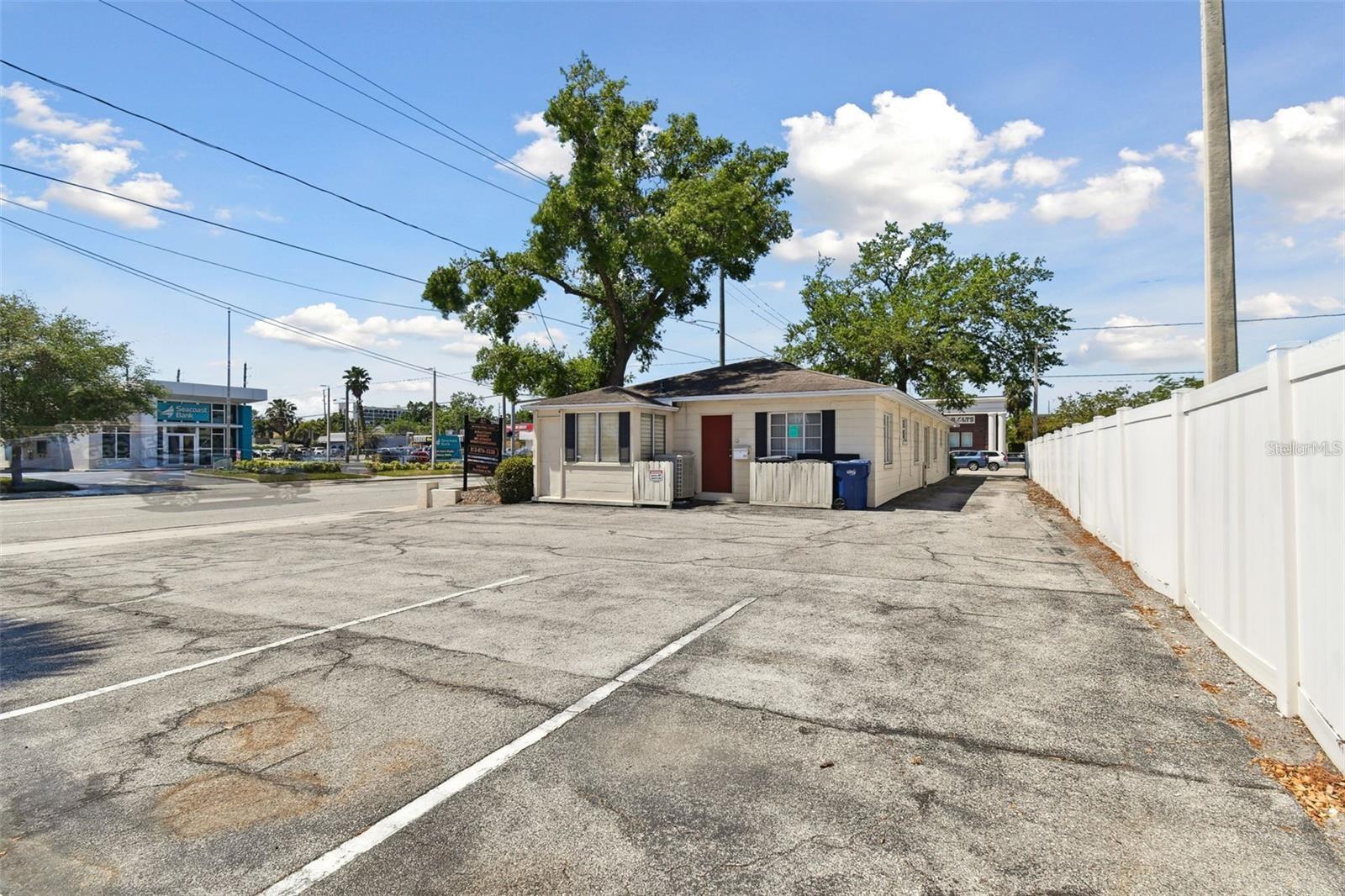 Listing photo id 43 for 3019 Azeele Street