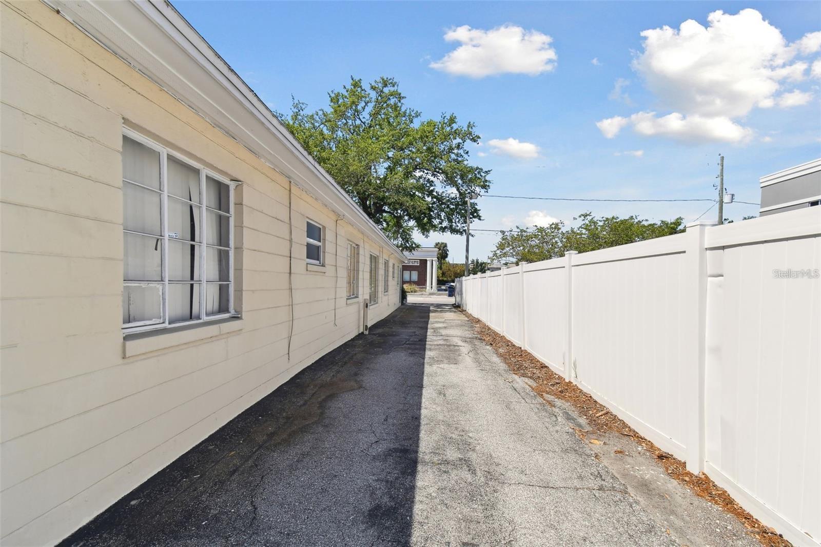 Listing photo id 44 for 3019 Azeele Street