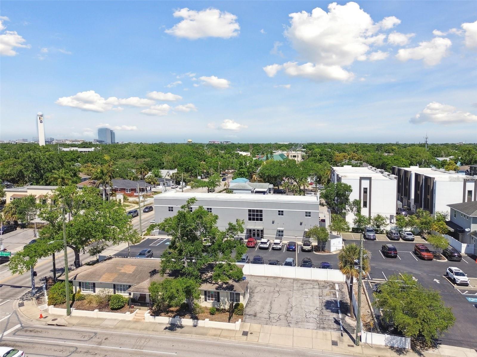 Listing photo id 46 for 3019 Azeele Street