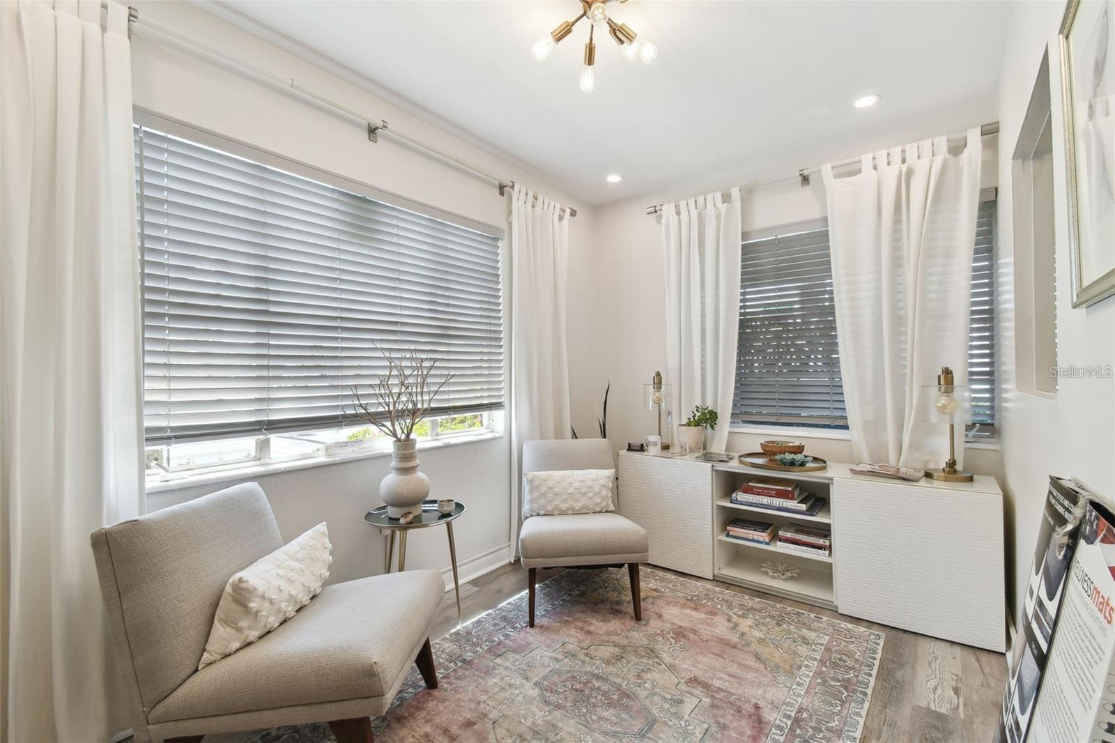 Listing photo id 5 for 3019 Azeele Street