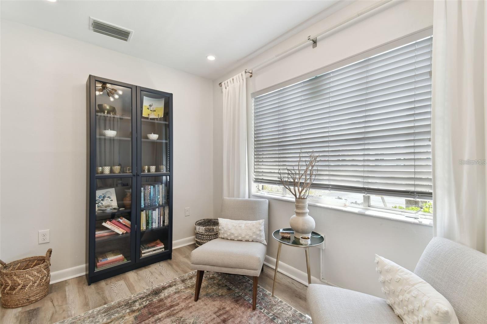 Listing photo id 6 for 3019 Azeele Street