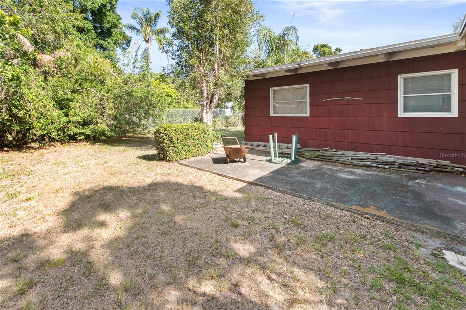 Listing photo id 2 for 6427 15th Street N