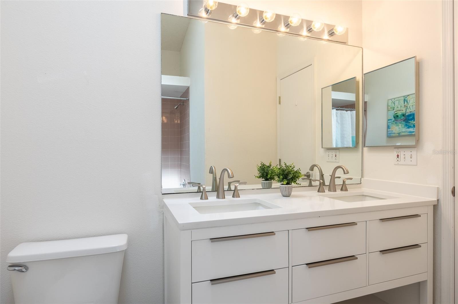 Listing photo id 3 for 623 Garland Circle