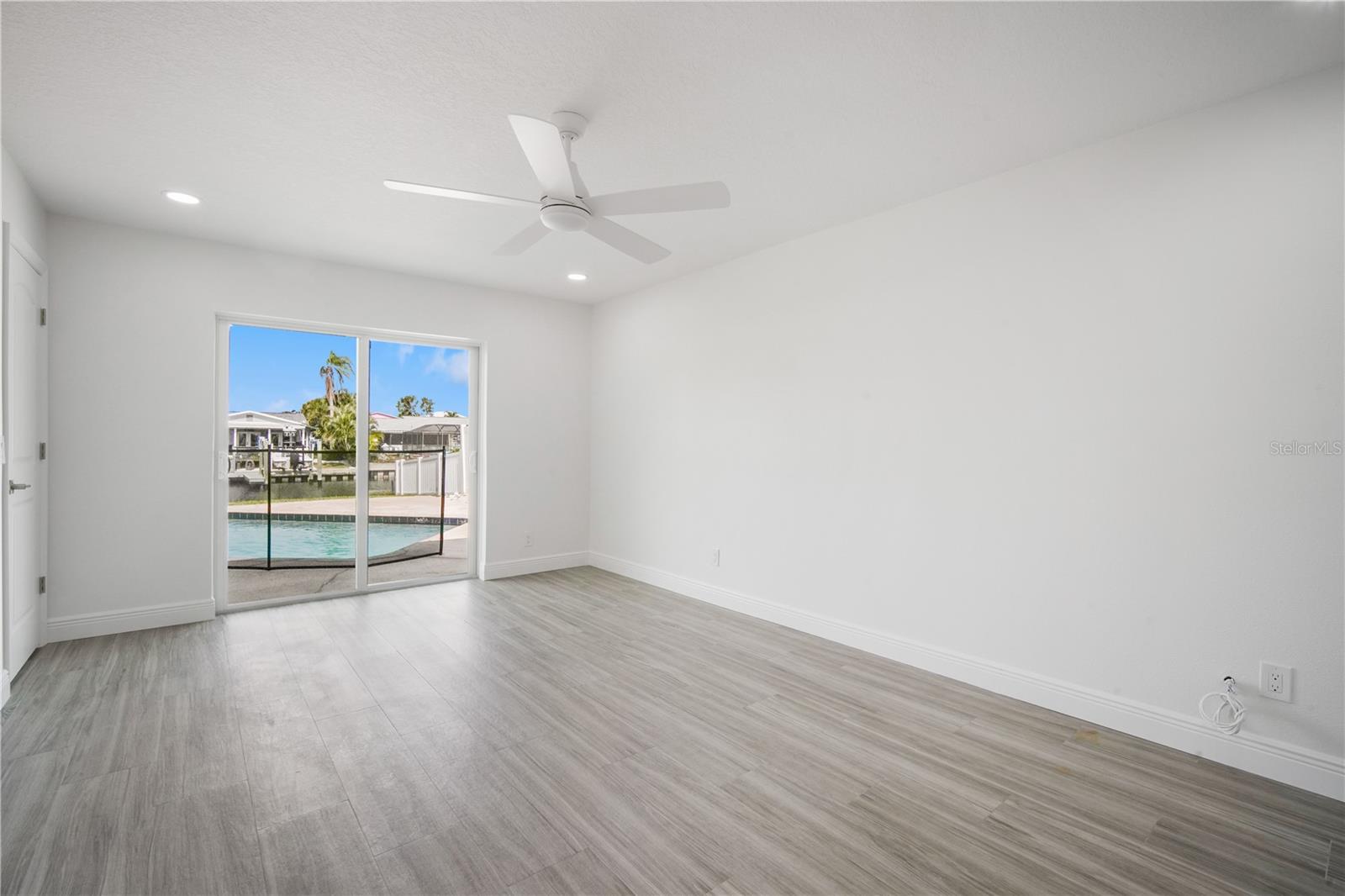 Listing photo id 8 for 3916 Doral Drive