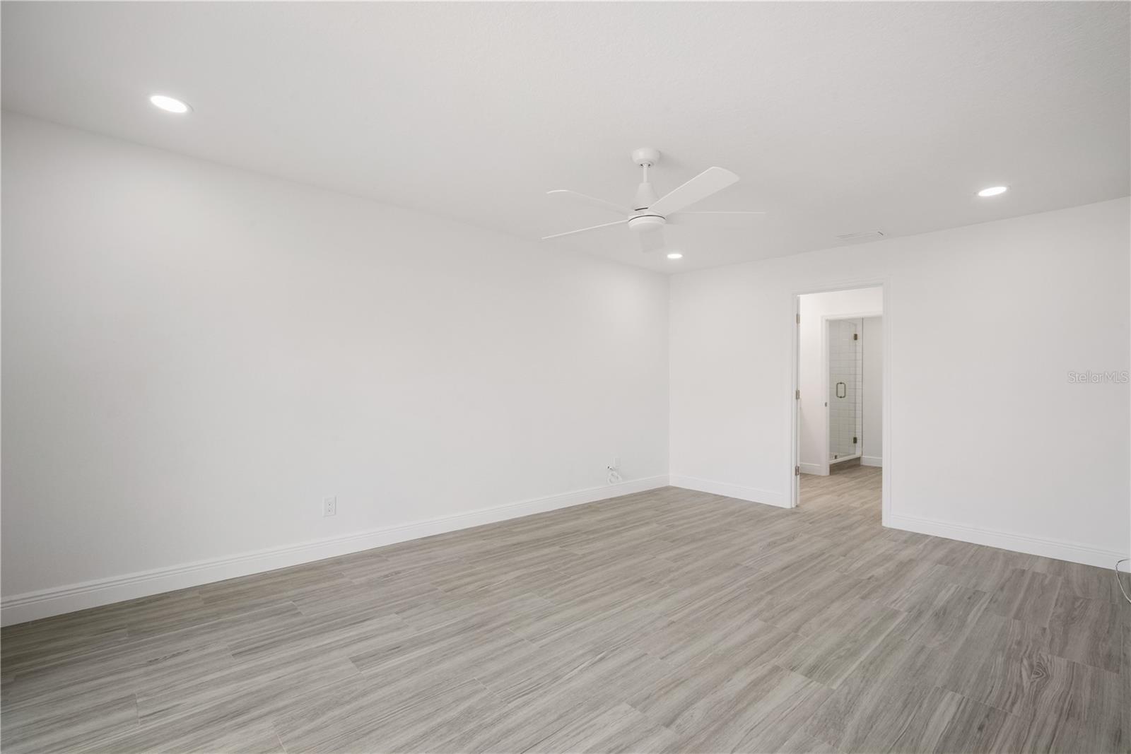 Listing photo id 9 for 3916 Doral Drive