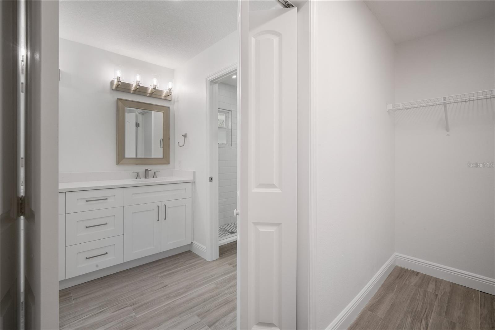 Listing photo id 10 for 3916 Doral Drive