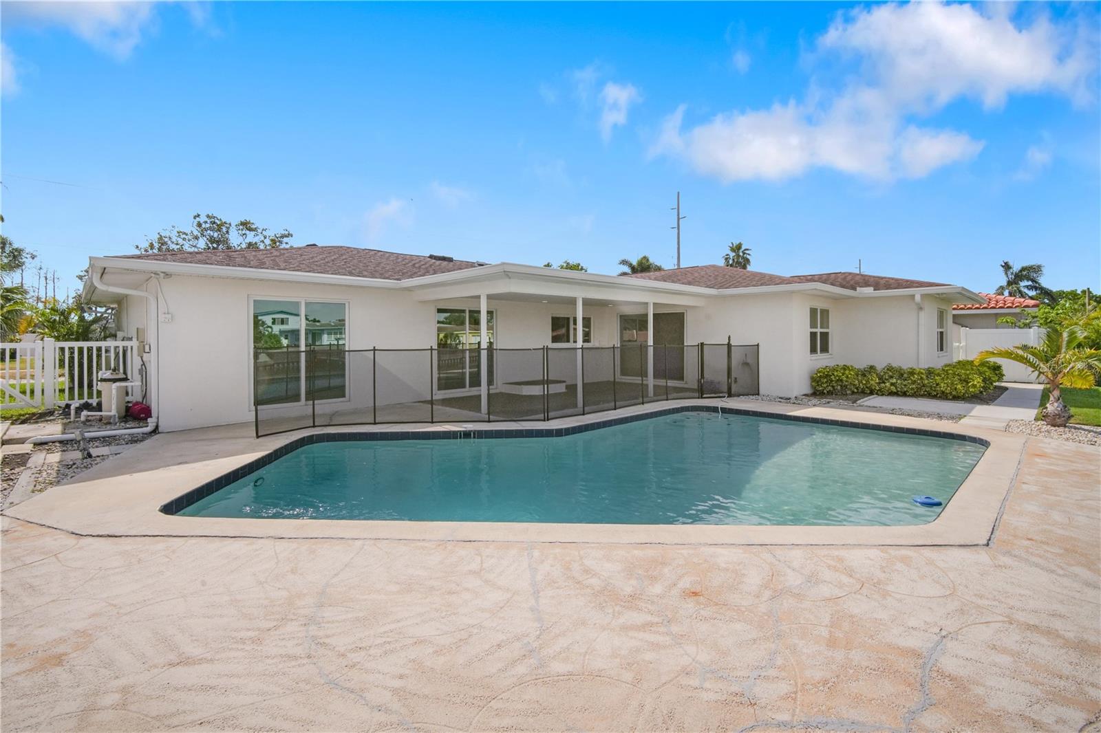 Listing photo id 16 for 3916 Doral Drive