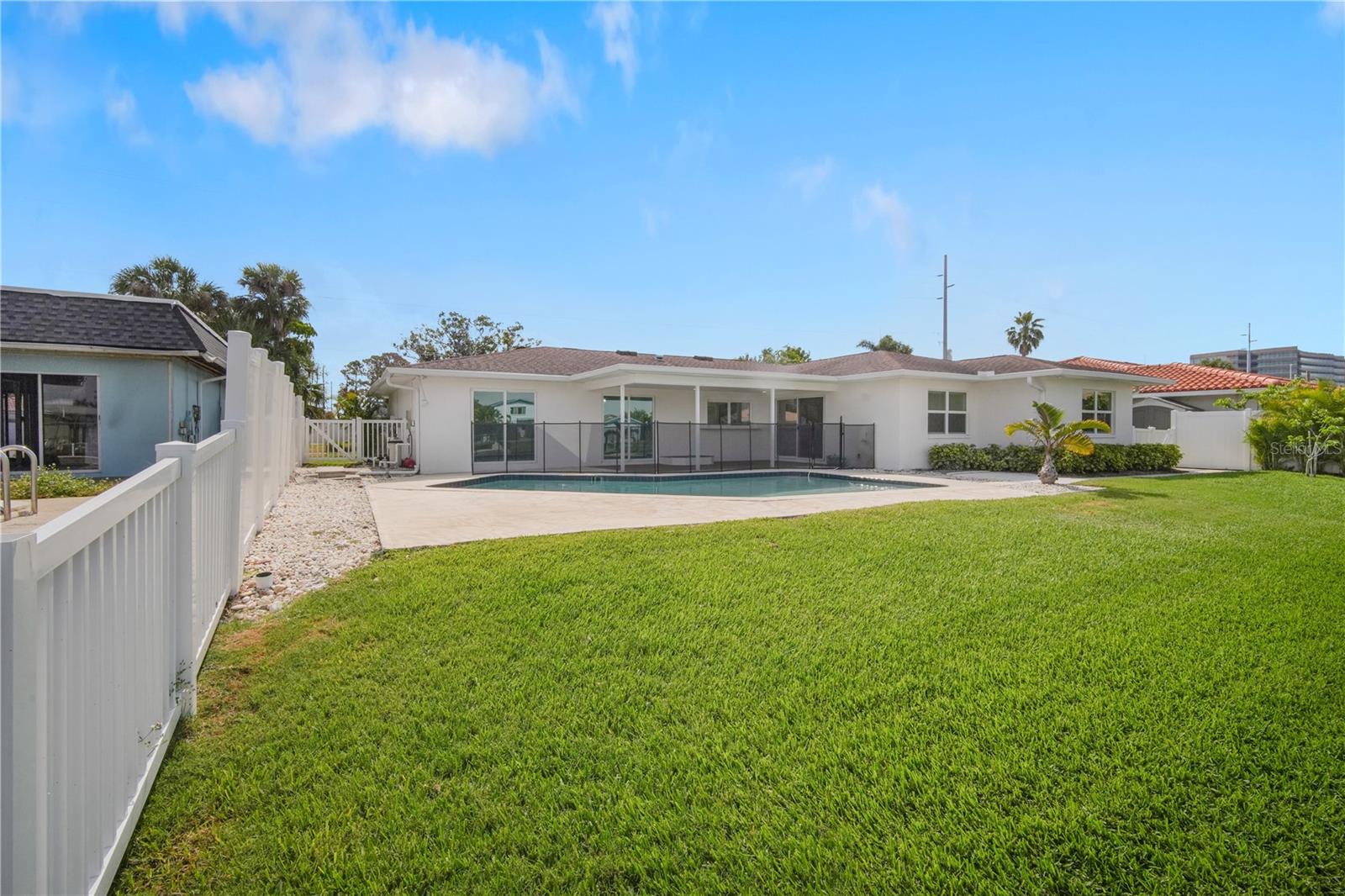 Listing photo id 19 for 3916 Doral Drive