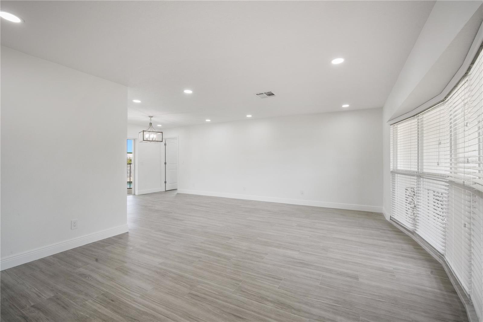 Listing photo id 1 for 3916 Doral Drive