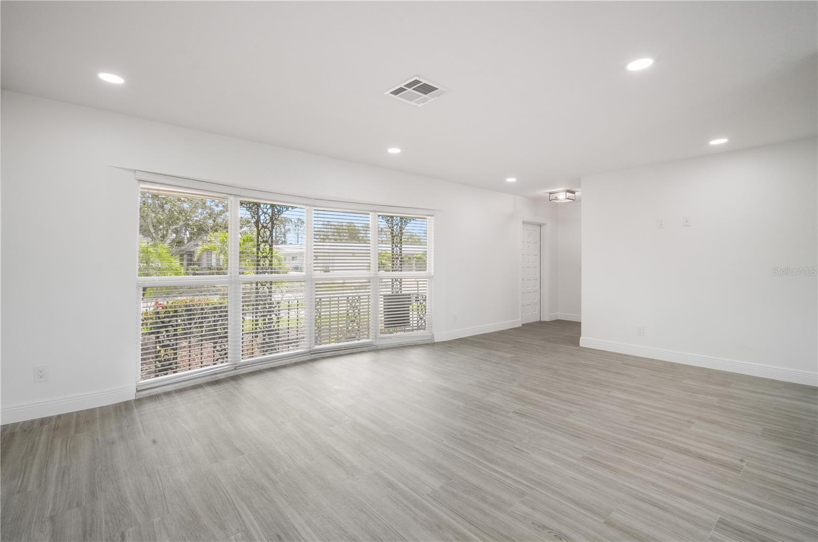 Listing photo id 2 for 3916 Doral Drive