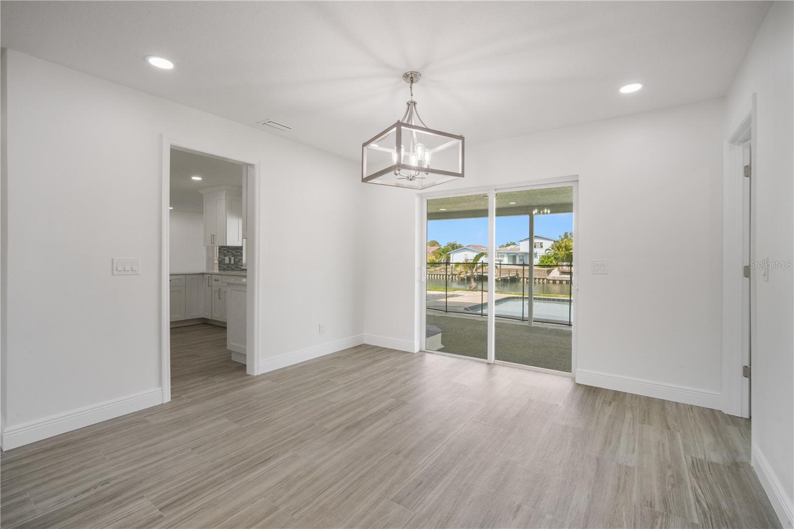 Listing photo id 3 for 3916 Doral Drive