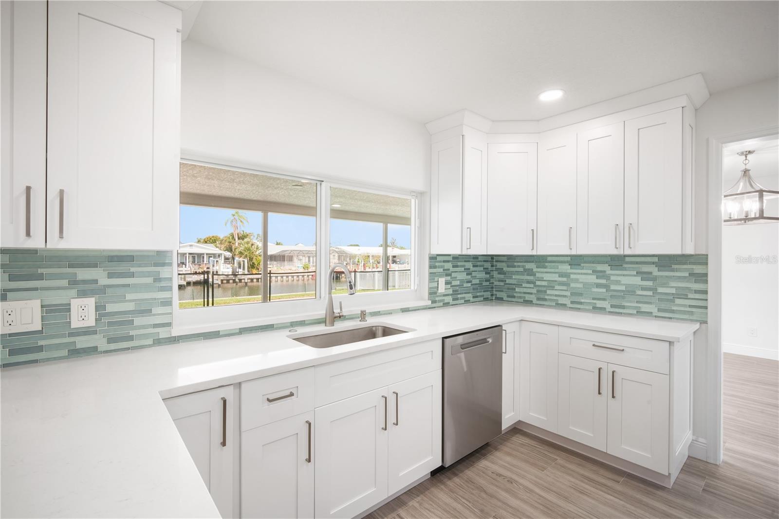 Listing photo id 4 for 3916 Doral Drive