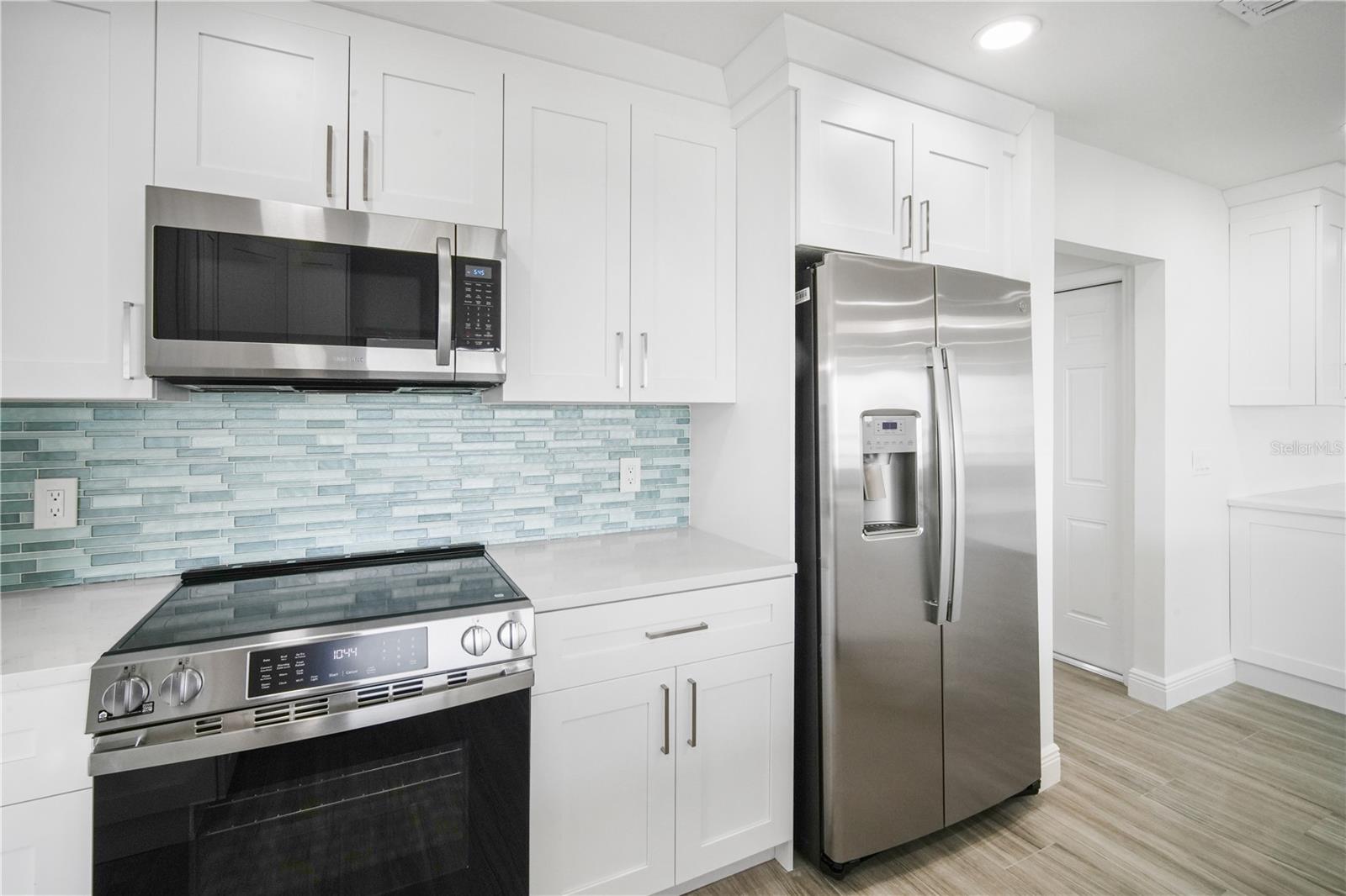 Listing photo id 5 for 3916 Doral Drive