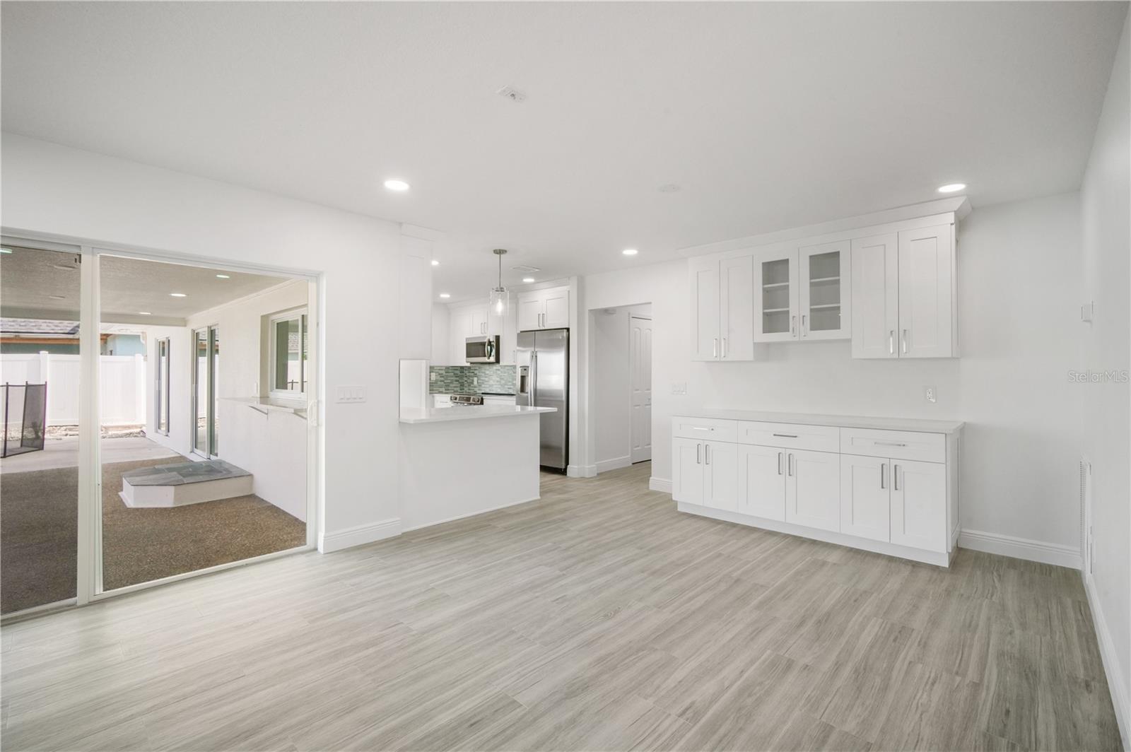 Listing photo id 6 for 3916 Doral Drive