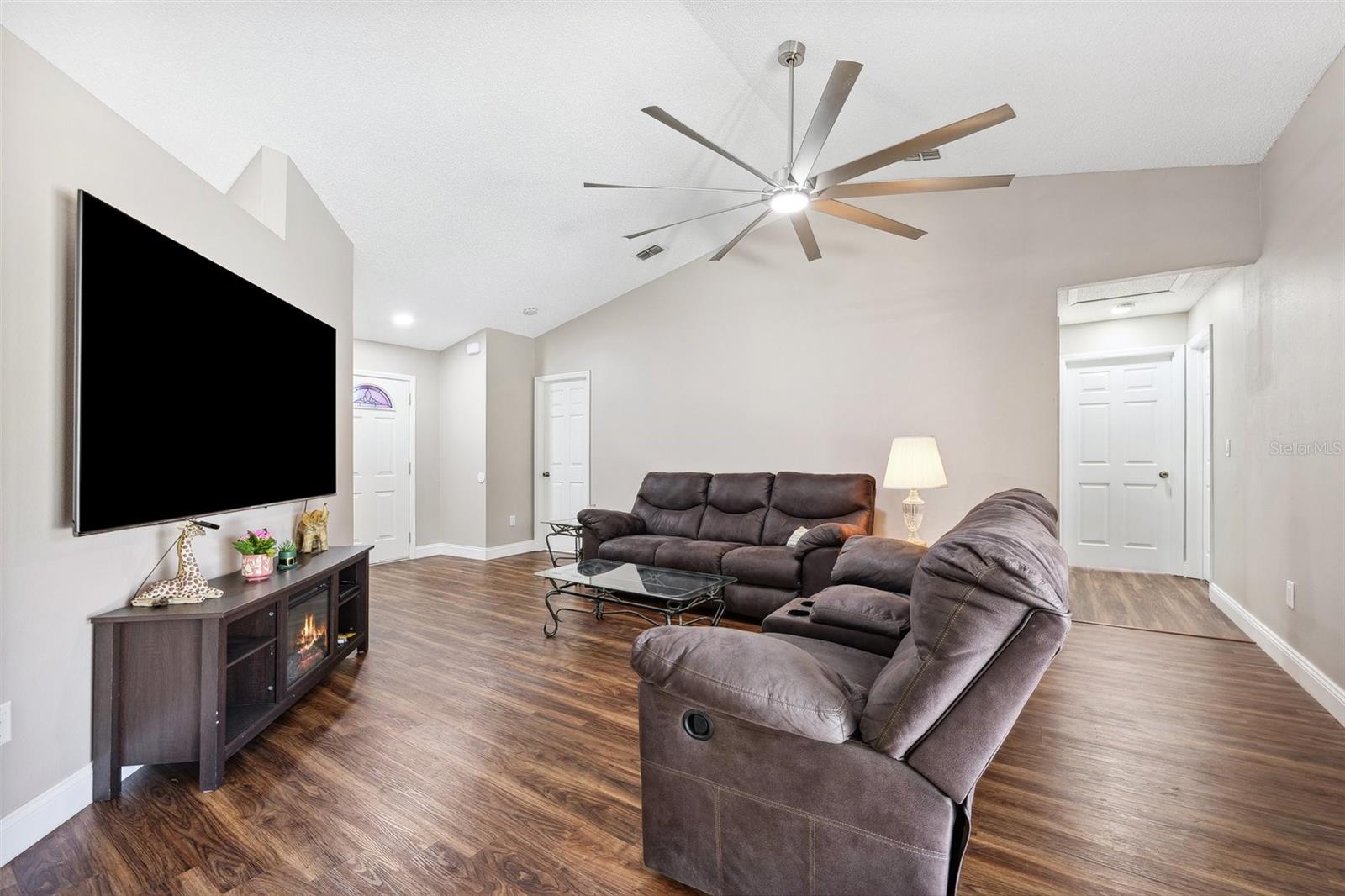 Listing photo id 19 for 13040 Hanley Drive