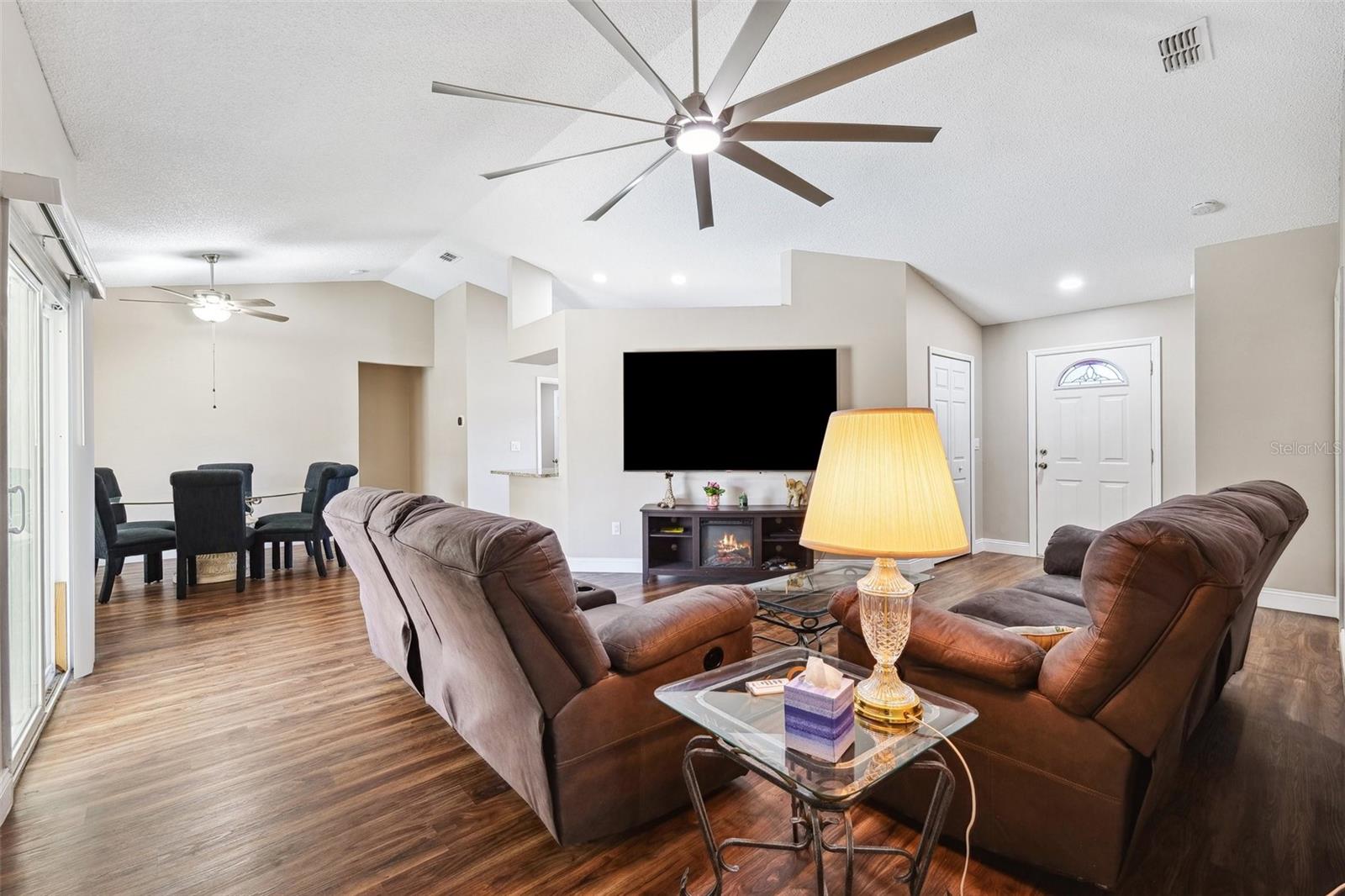 Listing photo id 24 for 13040 Hanley Drive