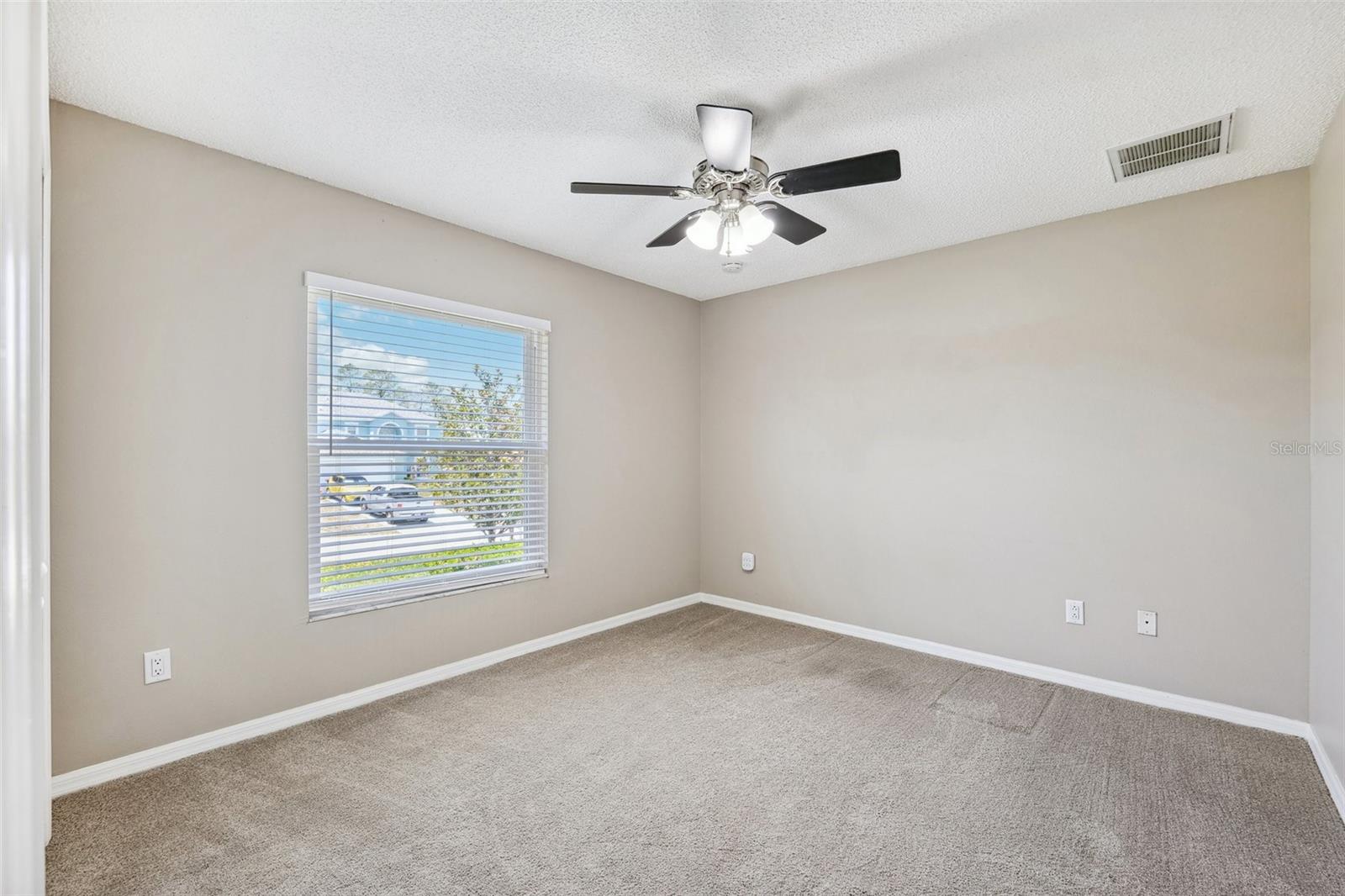 Listing photo id 4 for 13040 Hanley Drive