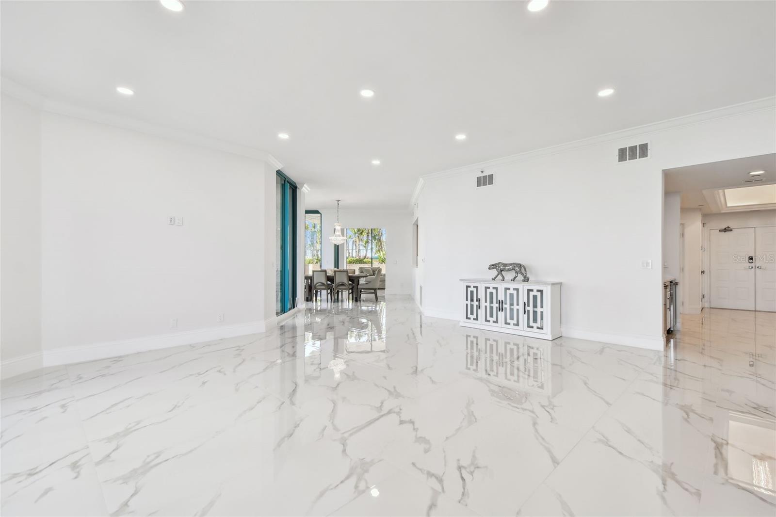 Image 11 of 100 For 1560 Gulf Boulevard 306