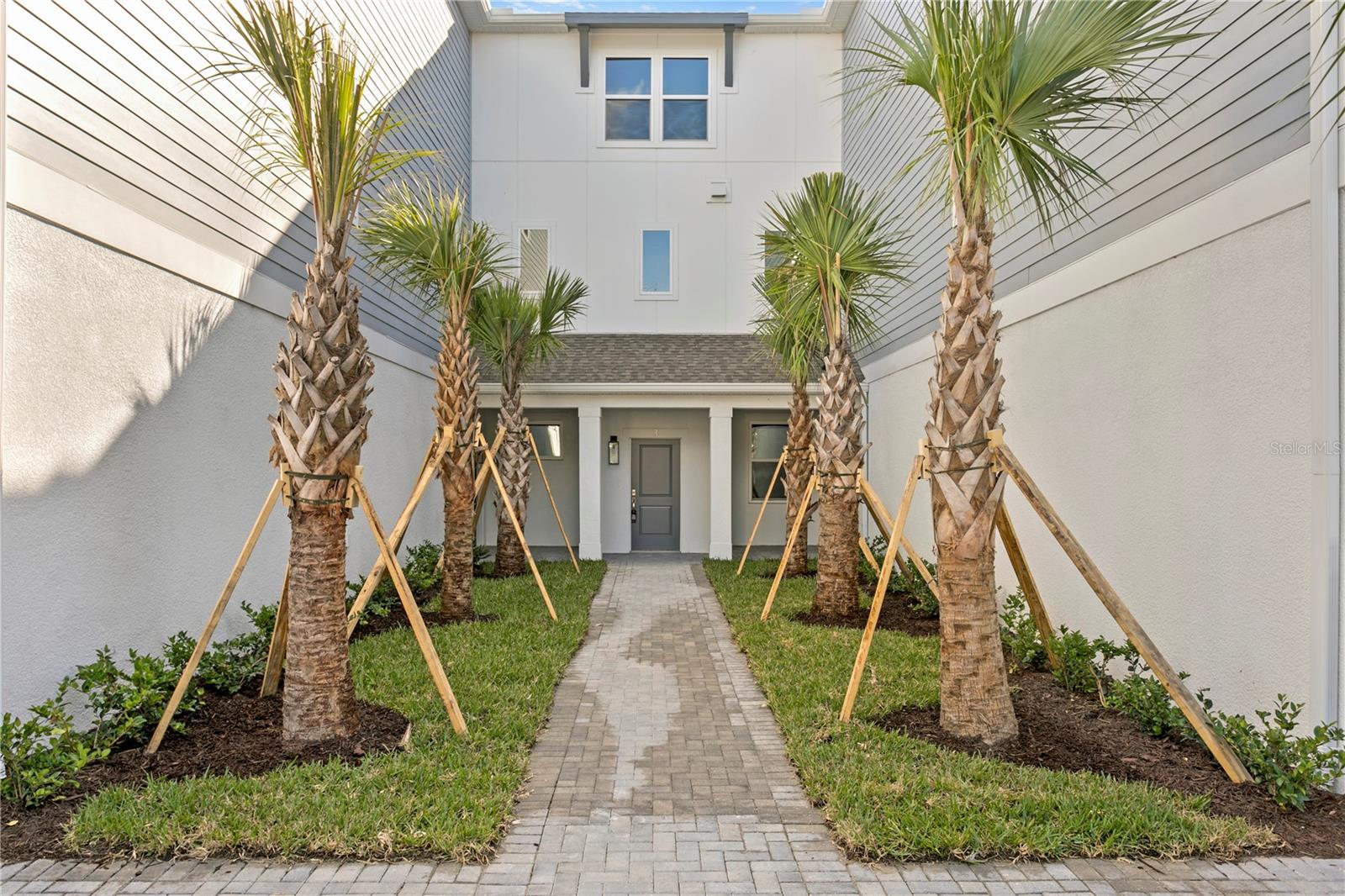Image 4 of 40 For 208 Frances Avenue 3
