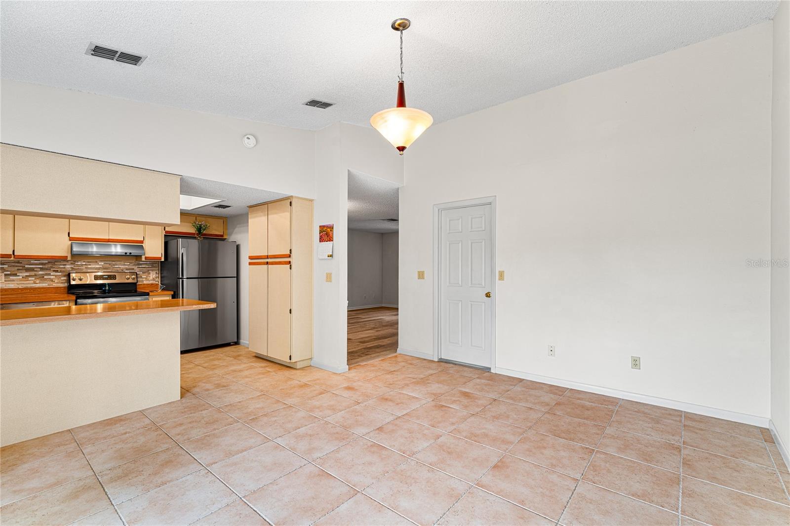 Listing photo id 8 for 9812 Pawnee Avenue