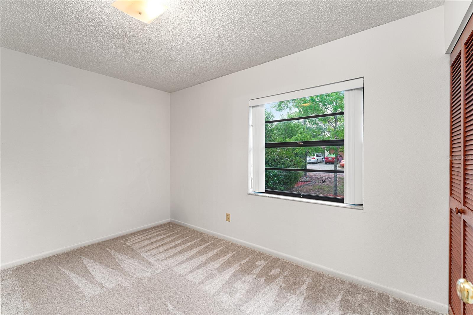 Listing photo id 12 for 9812 Pawnee Avenue