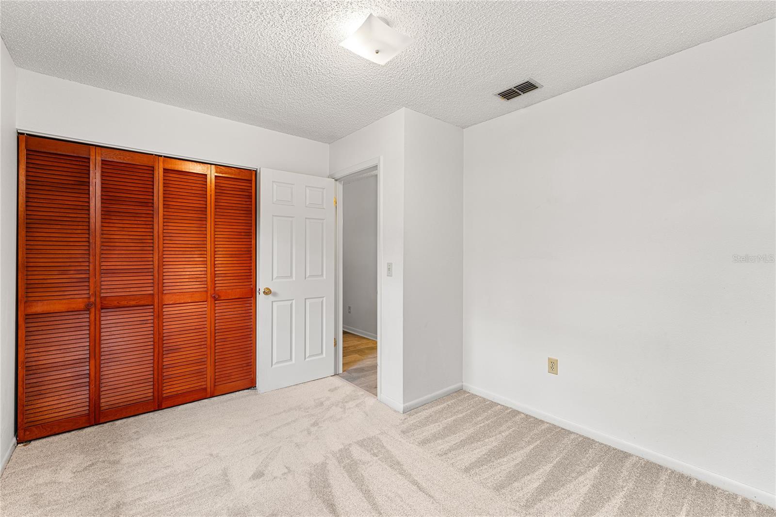 Listing photo id 13 for 9812 Pawnee Avenue