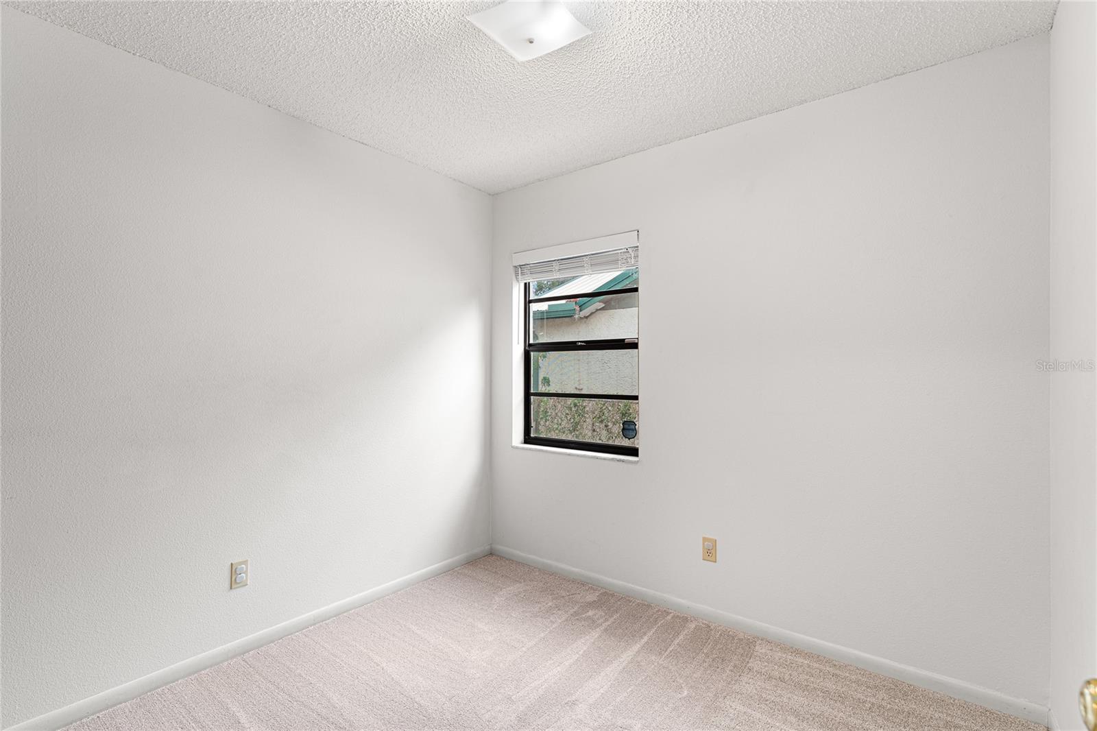 Listing photo id 14 for 9812 Pawnee Avenue