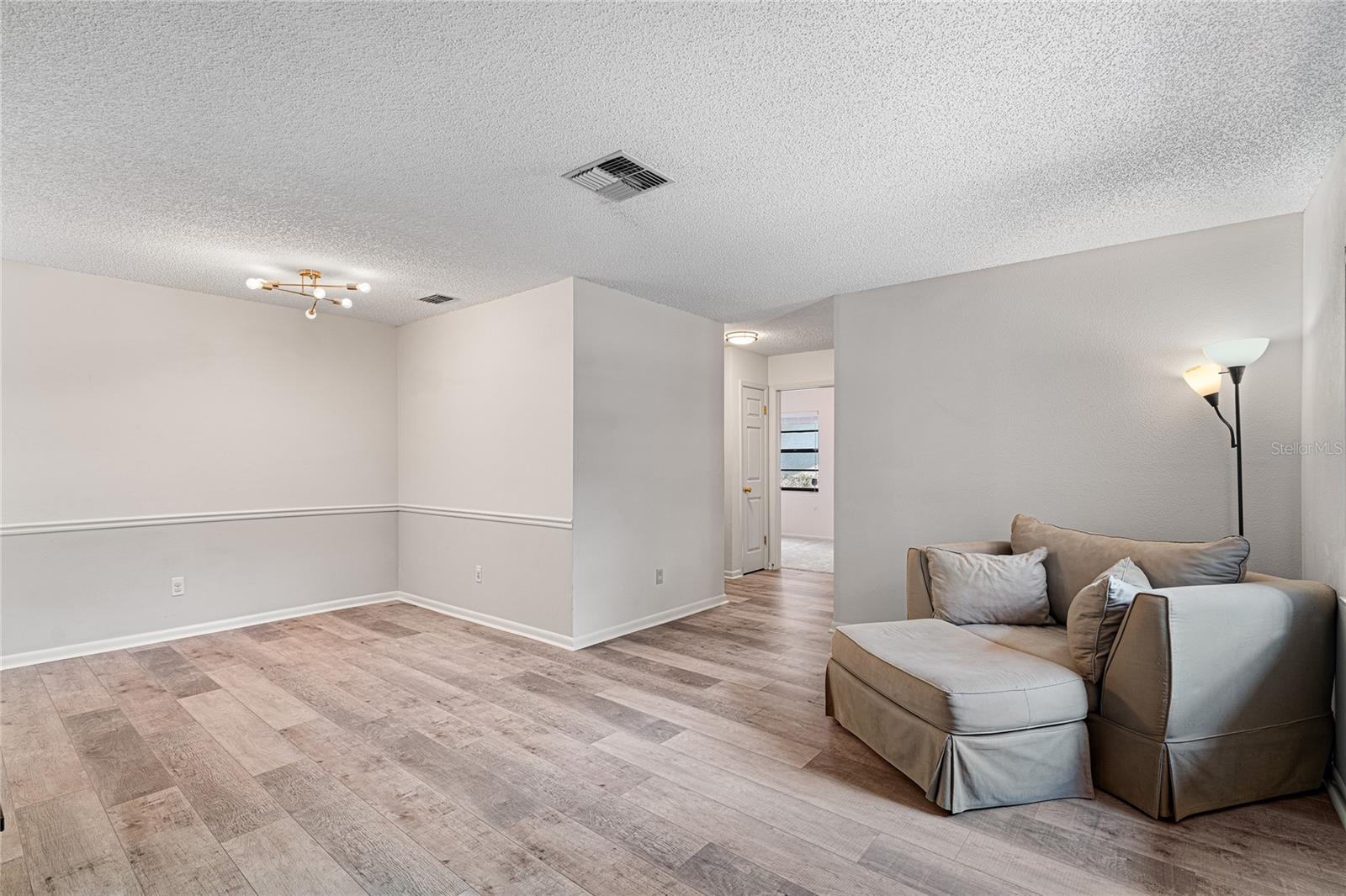 Listing photo id 0 for 9812 Pawnee Avenue