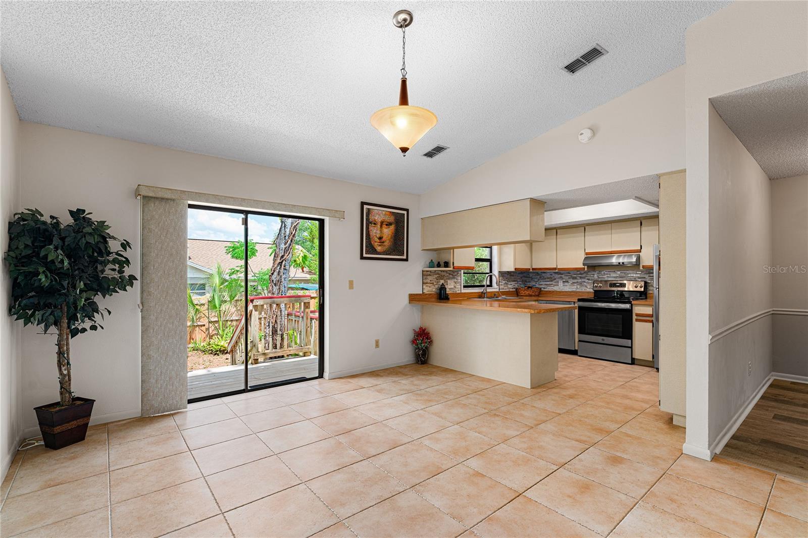 Listing photo id 1 for 9812 Pawnee Avenue