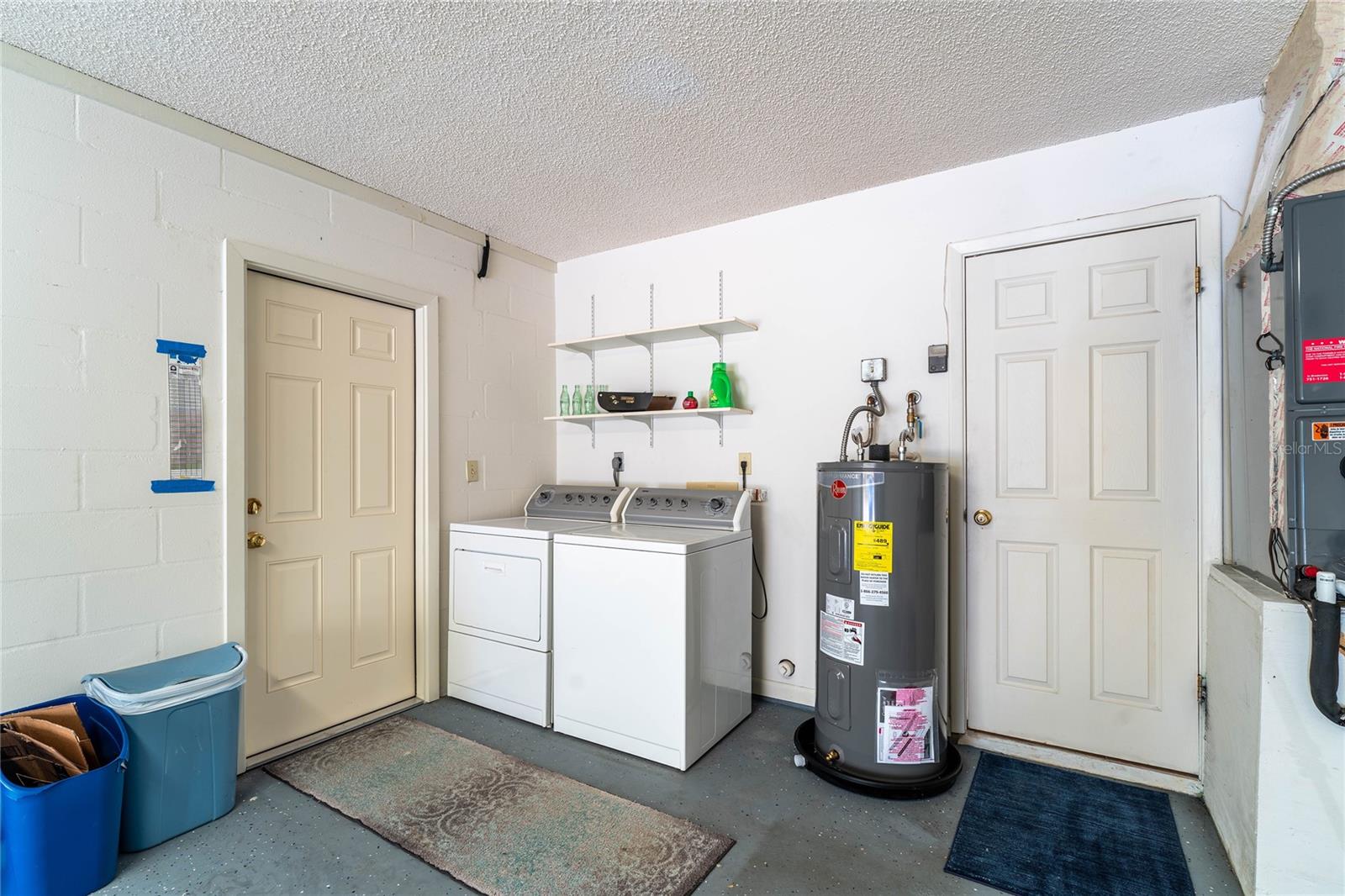 Listing photo id 3 for 9812 Pawnee Avenue