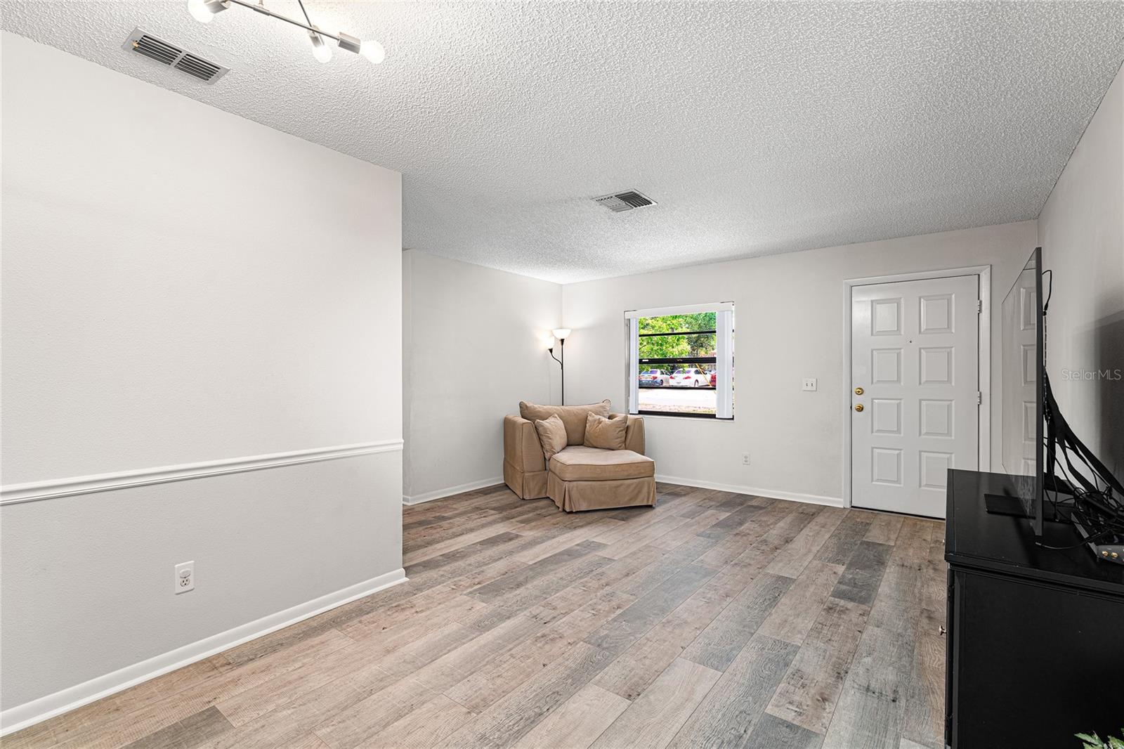 Listing photo id 5 for 9812 Pawnee Avenue