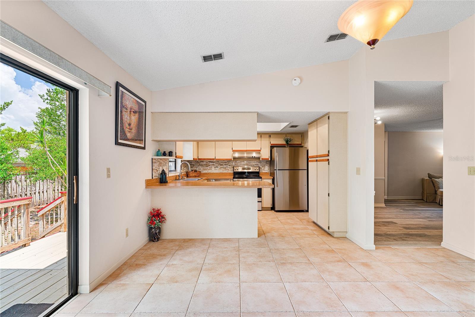 Listing photo id 6 for 9812 Pawnee Avenue