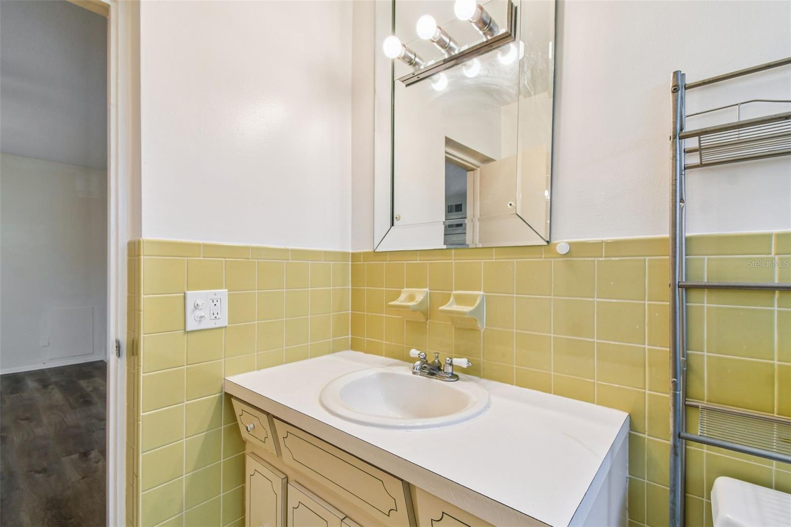 Image 41 of 55 For 2071 Australia Way W 59