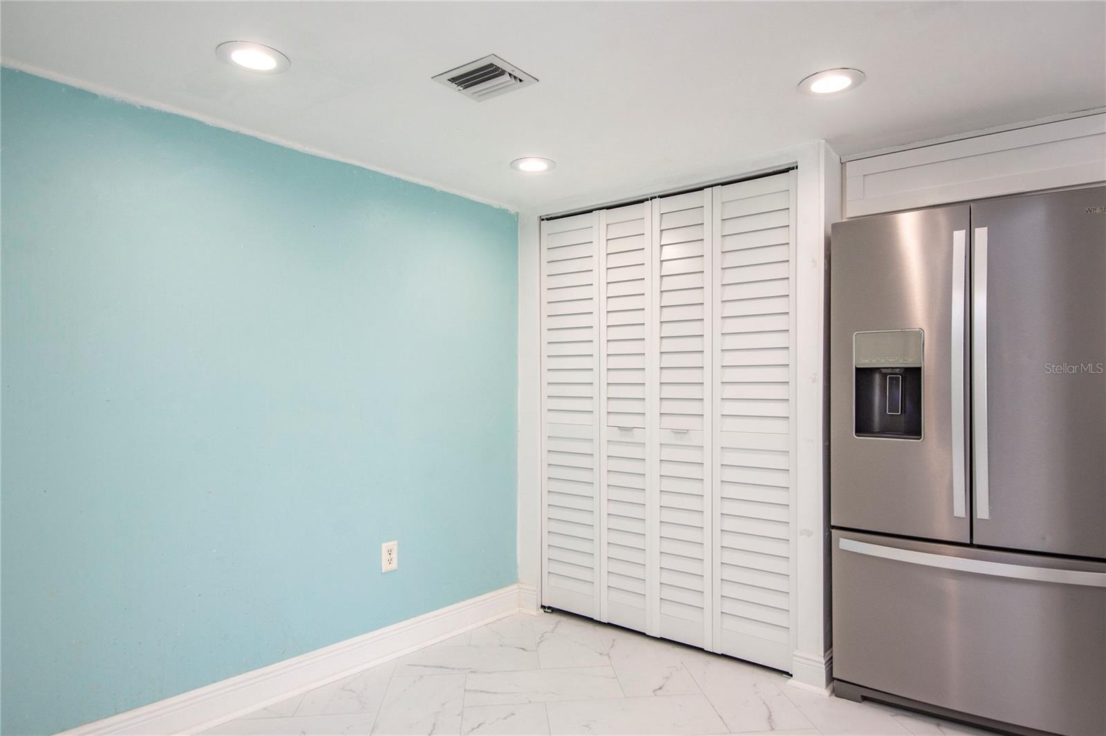 Image 23 of 62 For 660 Island Way #206  206