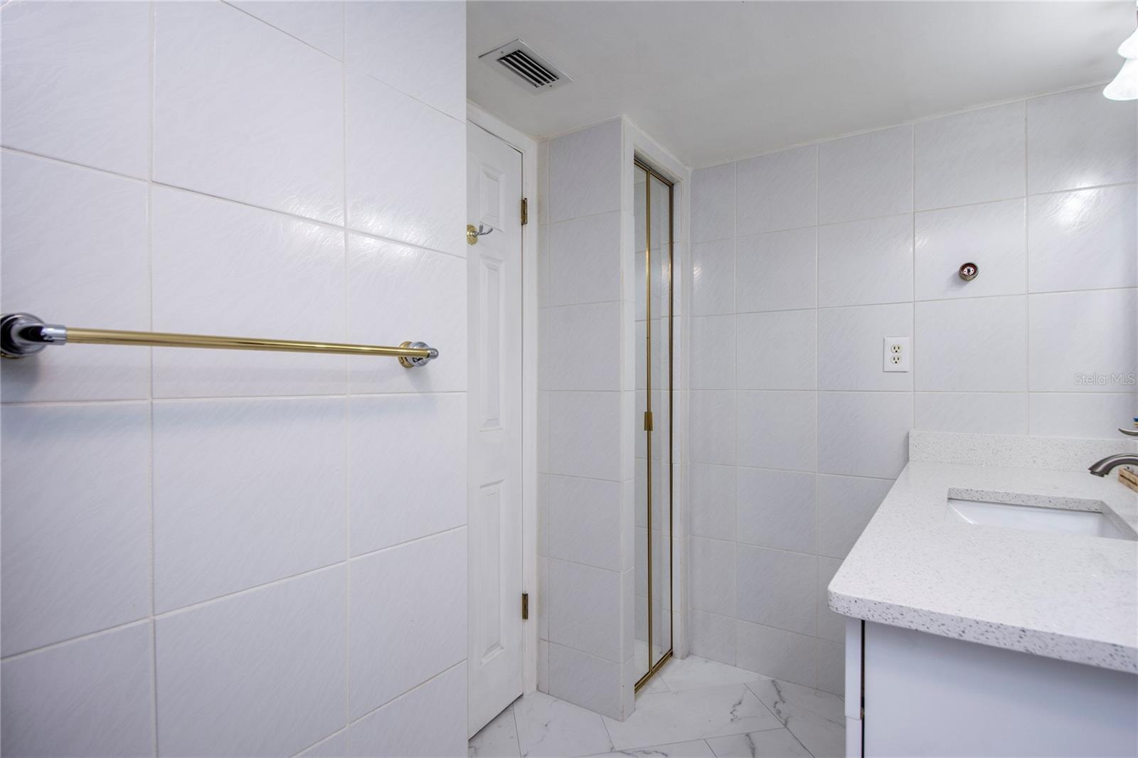 Image 31 of 62 For 660 Island Way #206  206