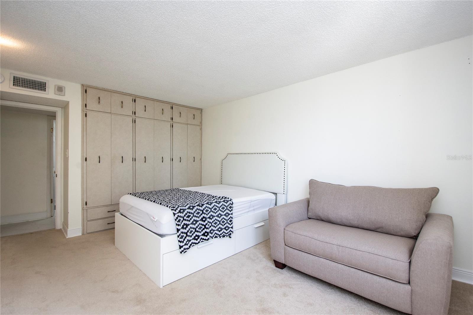 Image 33 of 62 For 660 Island Way #206  206