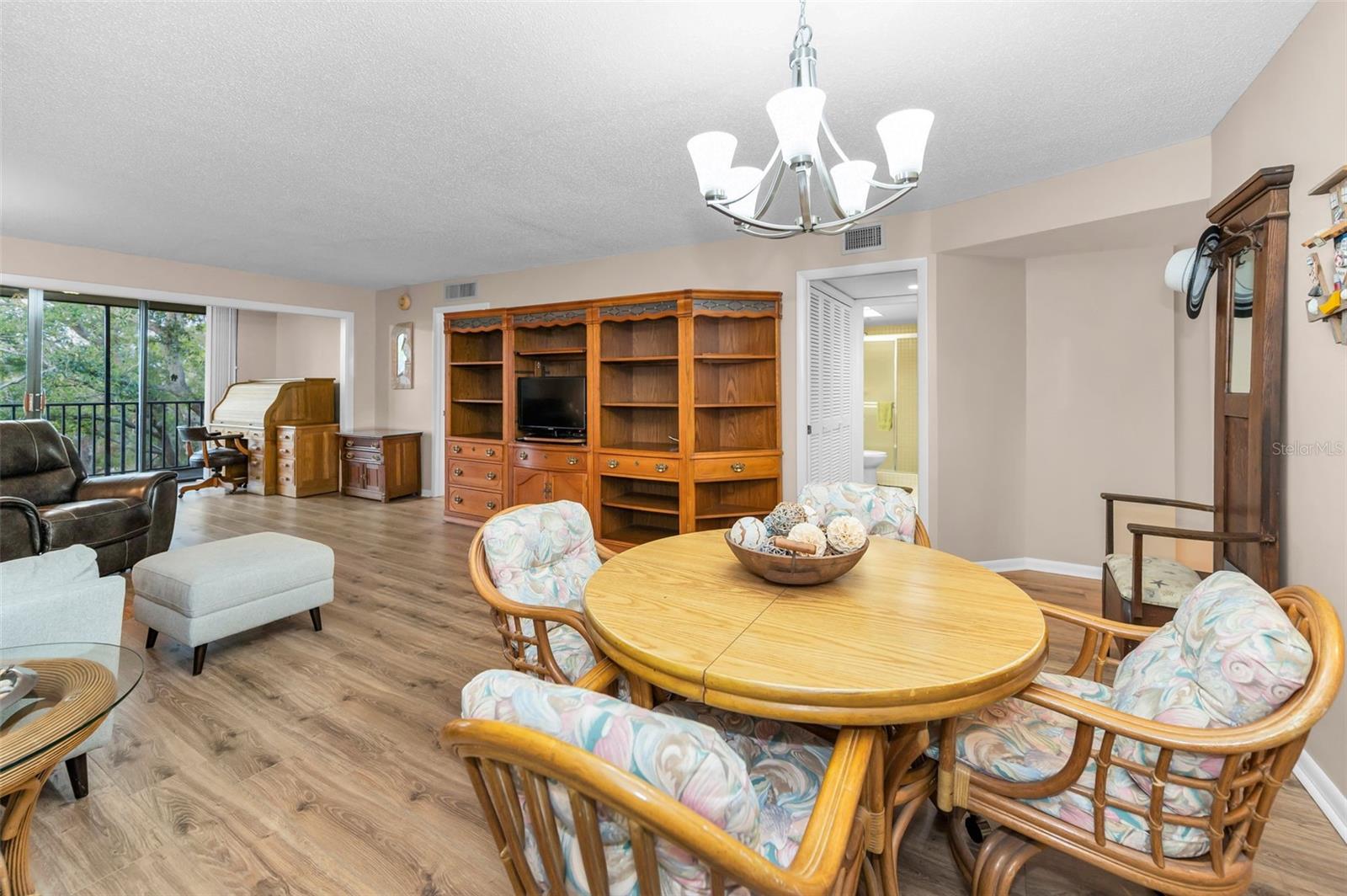 Image 13 of 60 For 3062 Eastland Boulevard 402