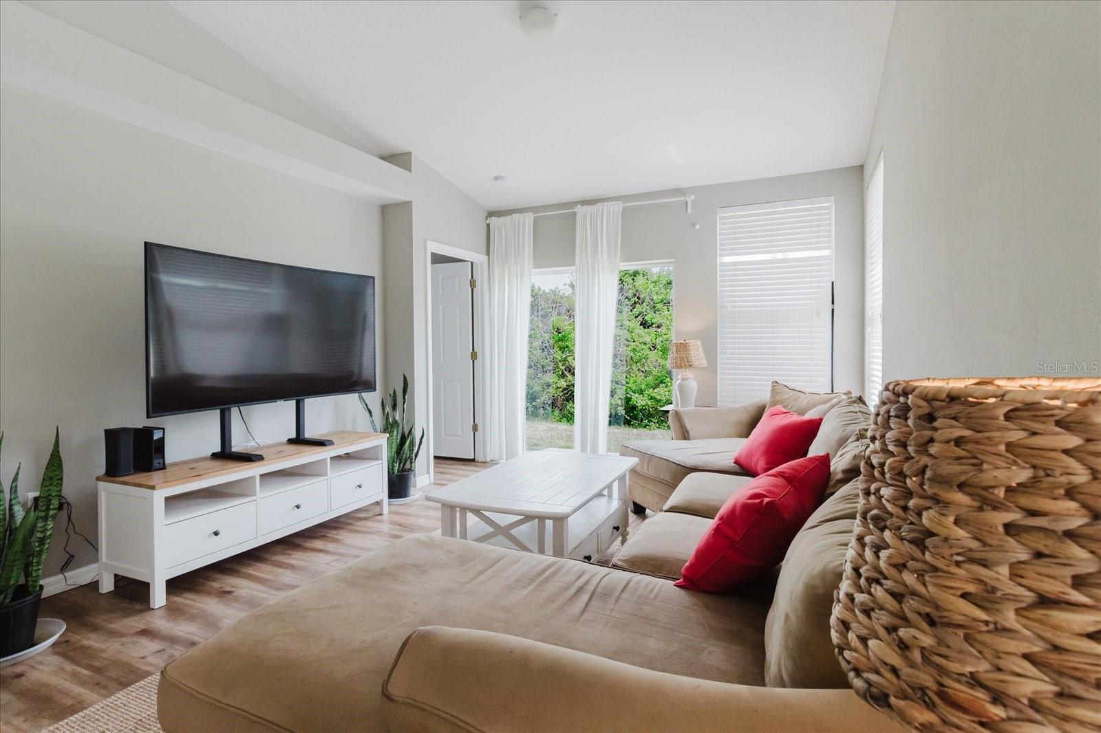 Listing photo id 8 for 6260 Olivedale Drive