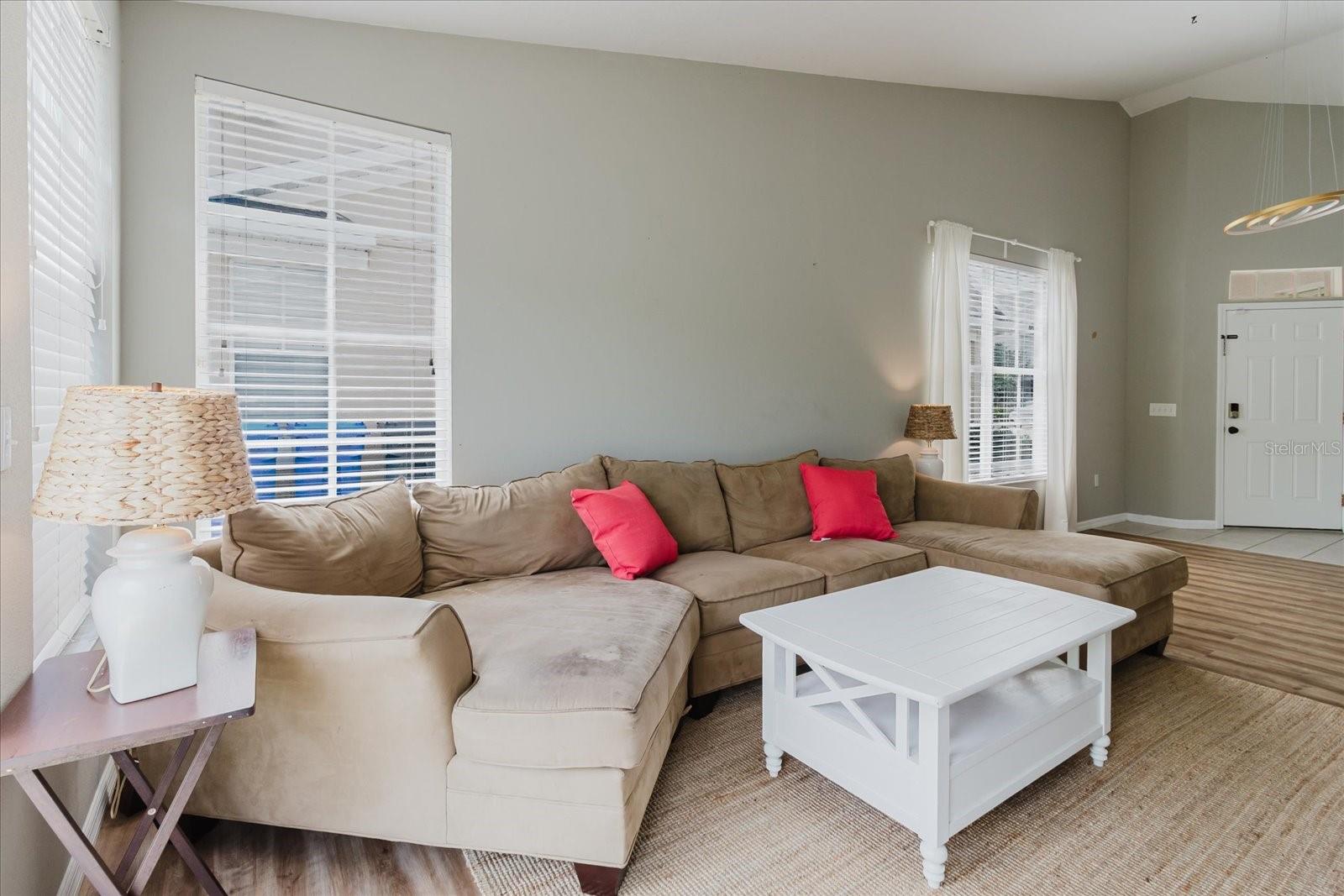 Listing photo id 9 for 6260 Olivedale Drive