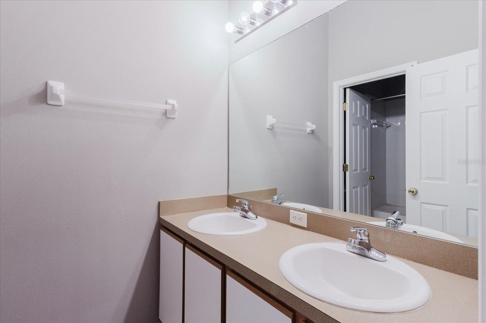 Listing photo id 37 for 6260 Olivedale Drive