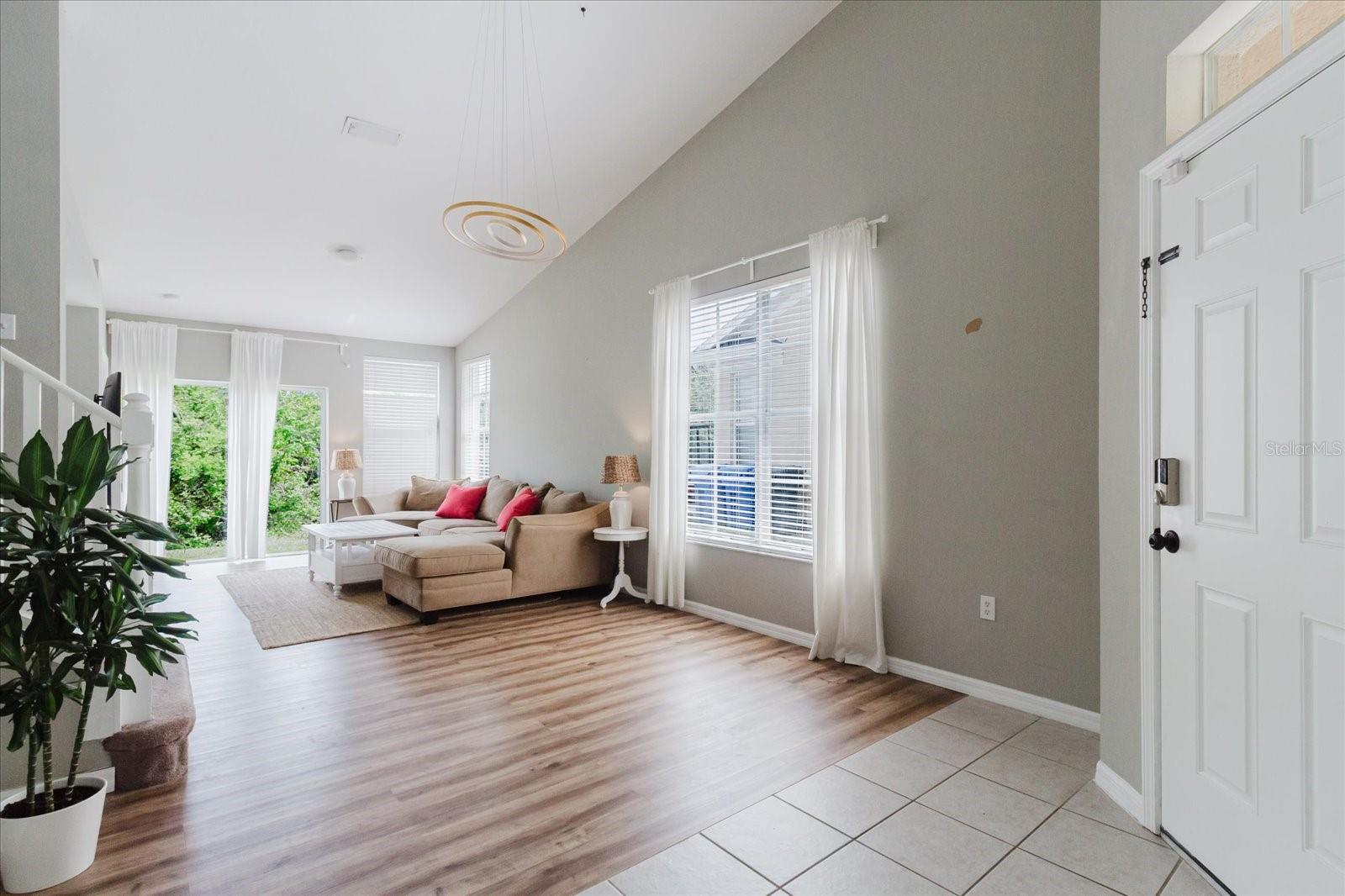 Listing photo id 5 for 6260 Olivedale Drive