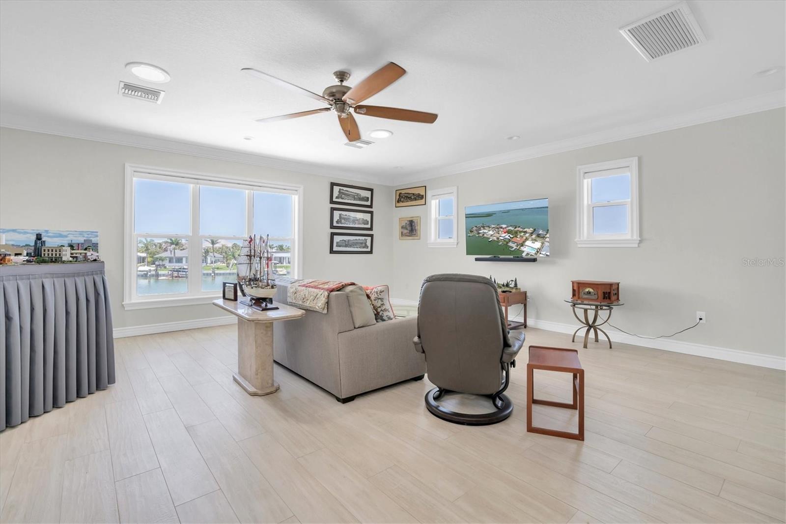 Image 38 of 62 For 860 Harbor Island