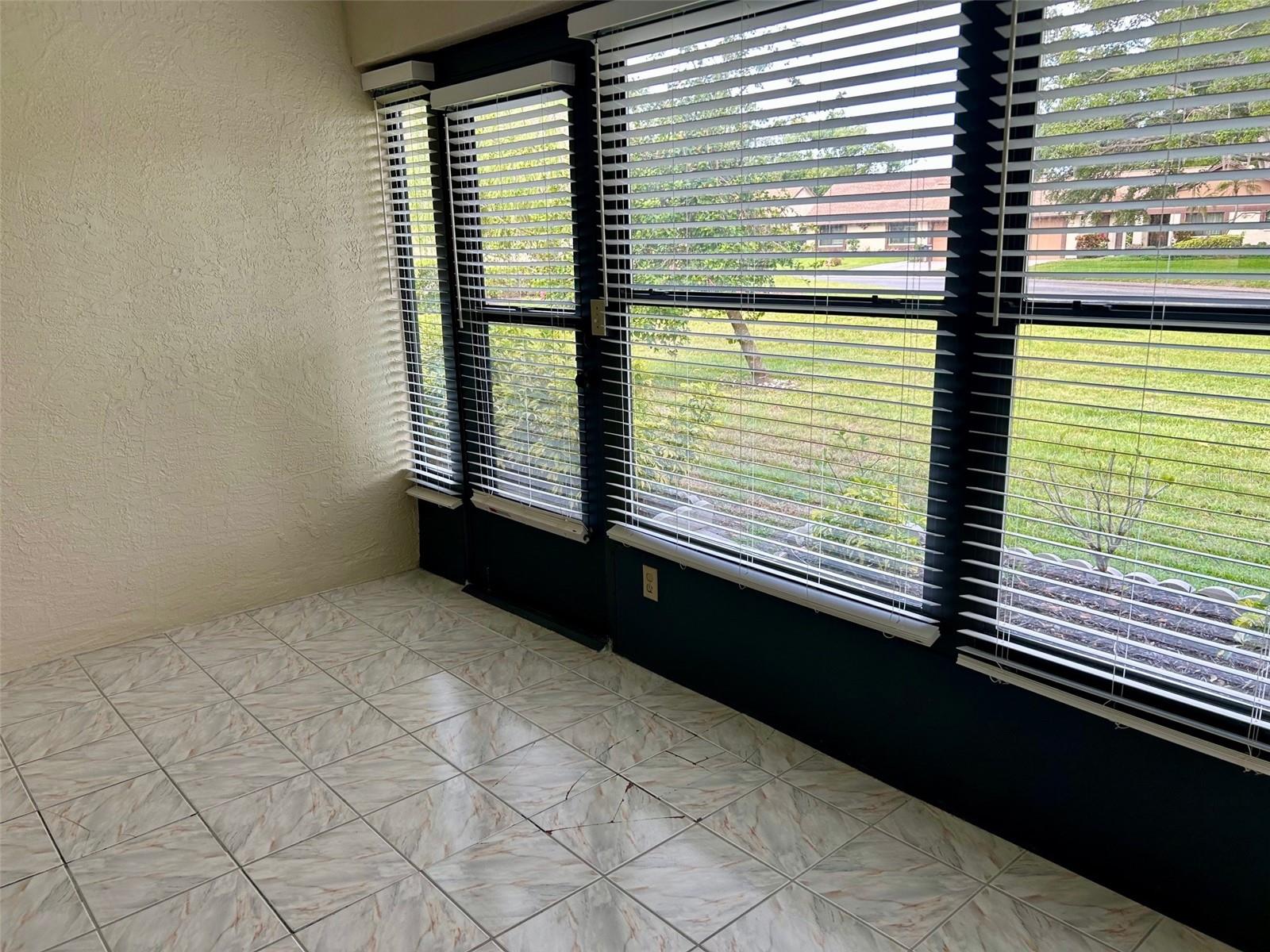 Listing photo id 9 for 2567 Oakleaf Lane 41b