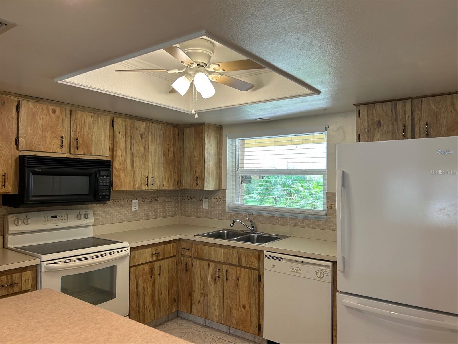 Listing photo id 1 for 2567 Oakleaf Lane 41b