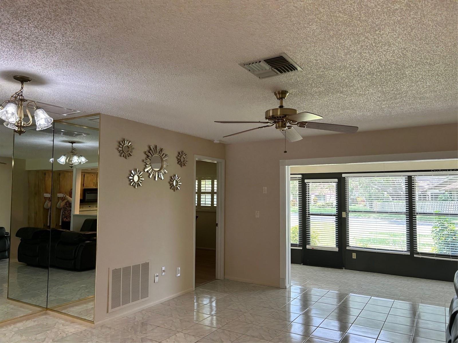 Listing photo id 2 for 2567 Oakleaf Lane 41b