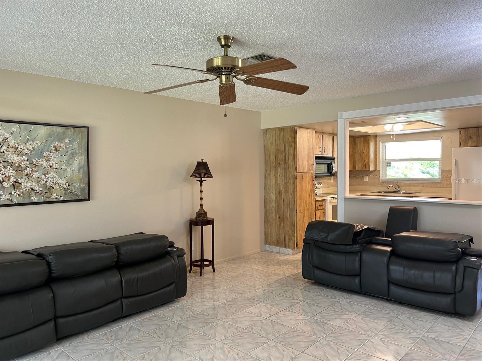 Listing photo id 3 for 2567 Oakleaf Lane 41b
