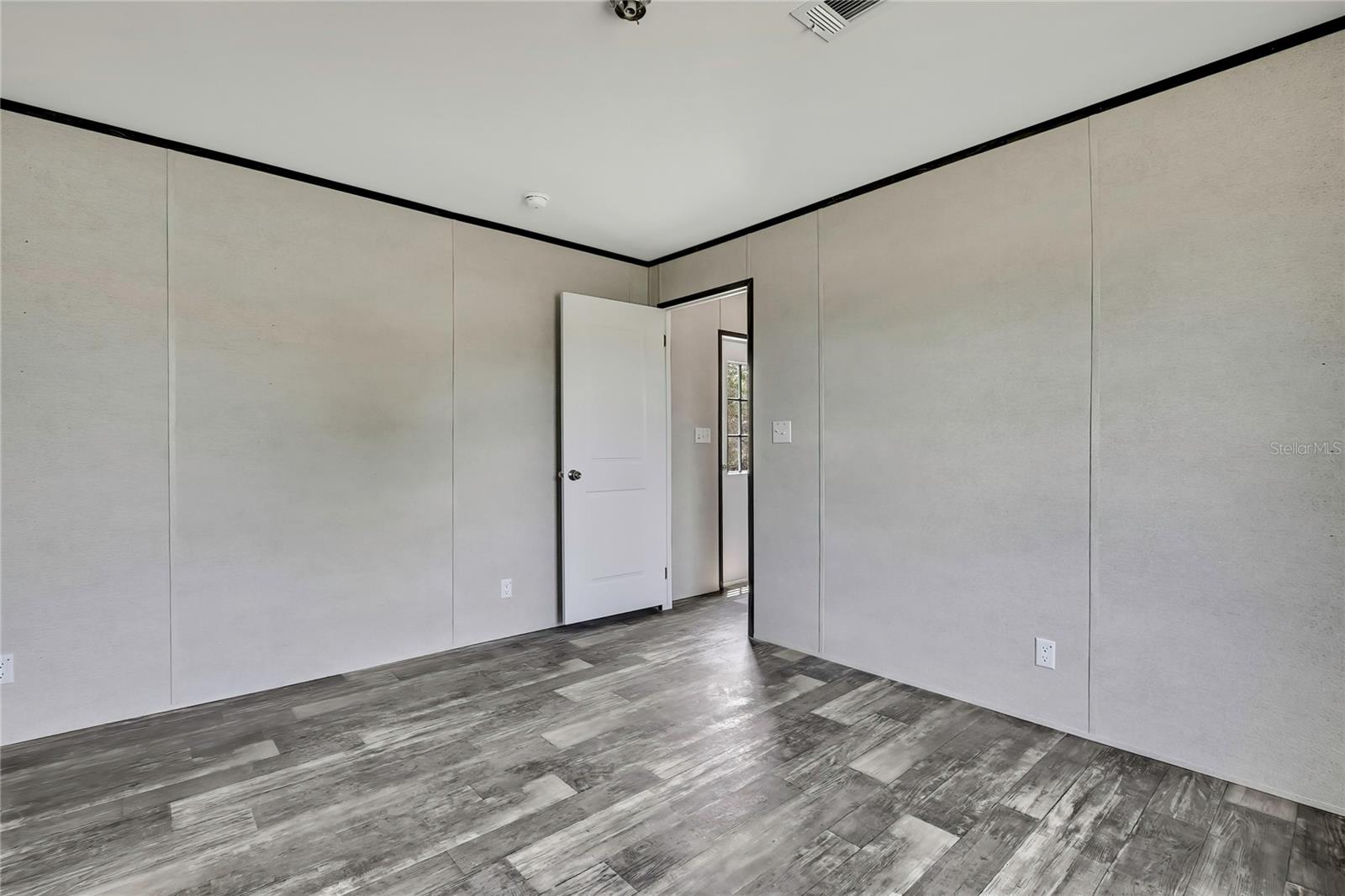 Image 14 of 24 For 16137 Melbourne Street