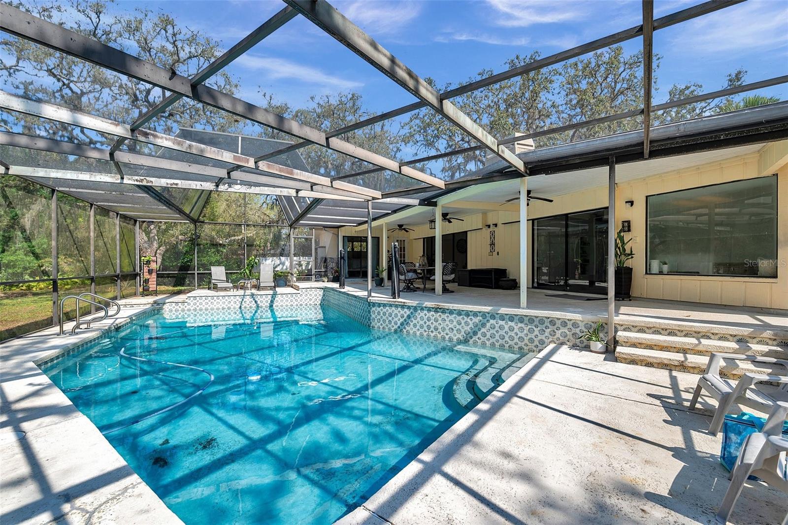 Listing photo id 11 for 6514 Sunhigh Drive