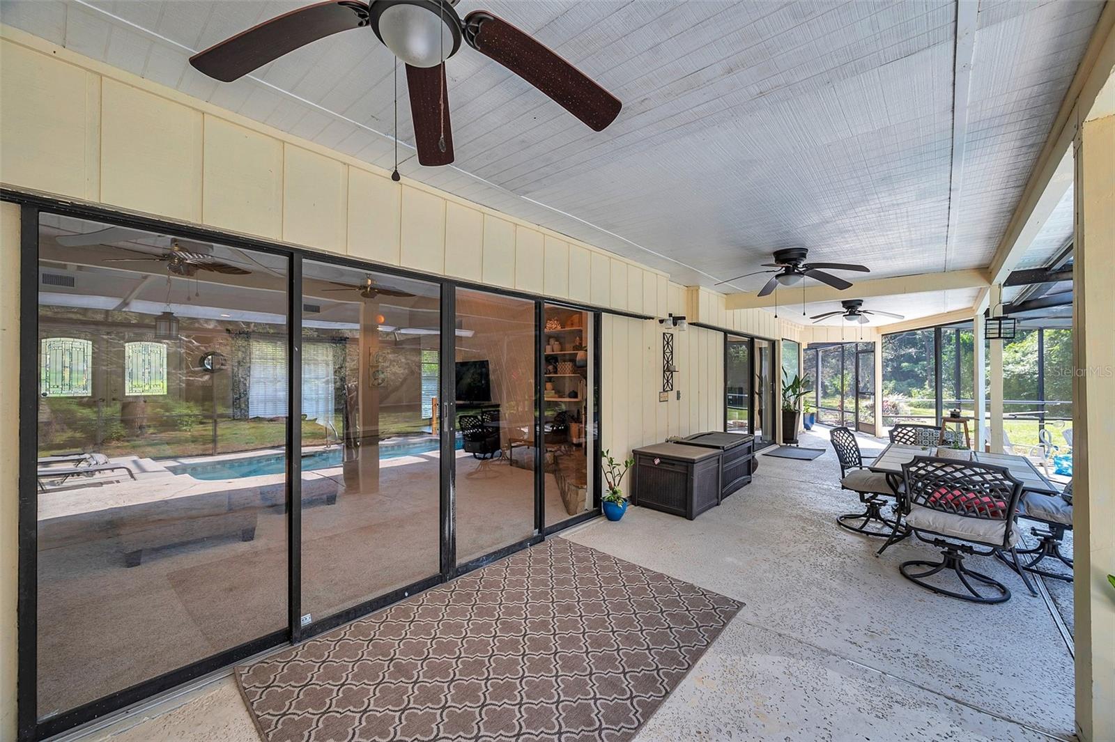 Listing photo id 12 for 6514 Sunhigh Drive